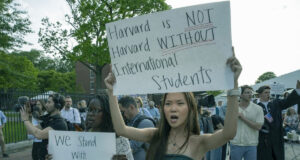 ট্রাম্পের অবশিষ্ট চুক্তি বাতিলের দাবির প্রতিবাদে হার্ভার্ডের শিক্ষার্থীরা মিছিল করেছে