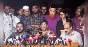 আওয়ামী লীগের কার্যক্রম নিষিদ্ধ করার পর যুদ্ধের মতো পরিস্থিতি তৈরি হয়েছে: প্রধান উপদেষ্টা