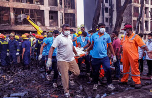 এয়ার ইন্ডিয়ার বিমান দুর্ঘটনা: কমপক্ষে ২৬৫ জন নিহত, উদ্ধারকারী দল ঘটনাস্থলে তল্লাশি চালাচ্ছে