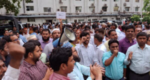 সচিবালয়ে সরকারি কর্মচারীদের বিক্ষোভ অব্যাহত; দুই উপদেষ্টার কাছে স্মারকলিপি জমা দেওয়া হবে