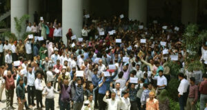 সচিবালয়ে বিক্ষোভ করেছেন সরকারি কর্মচারীরা।