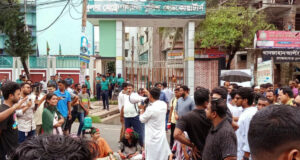 সাব ইন্সপেক্টর সুকান্ত গ্রেফতার, কেএমপির সামনে বিক্ষোভ অব্যাহত