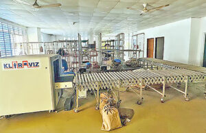 দামি যন্ত্রপাতি ধুলো জমে যাওয়ায় ডাক প্রক্রিয়াকরণ কেন্দ্রগুলি অচল হয়ে পড়েছে