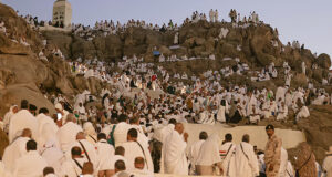 হজের শীর্ষে আরাফাত পর্বতে নামাজ আদায় করছেন মুসলিম হজযাত্রীরা