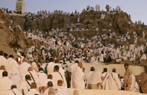 হজের শীর্ষে আরাফাত পর্বতে নামাজ আদায় করছেন মুসলিম হজযাত্রীরা