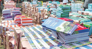 স্কুলগুলি পূর্বে পাঠ্যপুস্তকের চাহিদাকে অতিরিক্ত মূল্যায়ন করেছিল