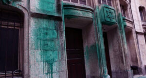 প্যারিসে হলোকস্ট স্মারক, সিনাগগগুলিতে রঙ করা হয়েছে