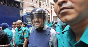 ‘আমার বুকে অস্ত্রোপচার হয়েছে,’ শুনানিতে কাঁদতে কাঁদতে প্রাক্তন এমপি মনিরুল বলেন