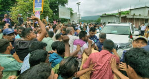 সিলেটে দুই উপদেষ্টার গাড়িবহর শ্রমিকদের দ্বারা আটকে