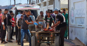 গাজার বেসামরিক প্রতিরক্ষা বিভাগ জানিয়েছে যে ইসরায়েলি গুলিতে ৯৩ জন ত্রাণপ্রার্থী নিহত হয়েছেন