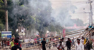 গোপালগঞ্জ সংঘর্ষ: আশেপাশের গ্রাম থেকে হাজার হাজার আওয়ামী লীগ কর্মী প্রবেশ করেছে