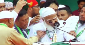 মঞ্চে দুবার পড়ে গেলেন জামায়াতের আমির শফিকুর রহমান