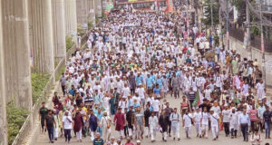 শাহবাগে জামাতের লোকজনের ভিড়, বিশাল পর্দায় অনুষ্ঠান দেখছেন