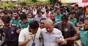 শিক্ষার্থীদের বিক্ষোভ অব্যাহত থাকায় আসিফ নজরুল সকল দাবি পূরণের প্রতিশ্রুতি দিয়েছেন