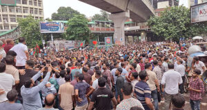 শাহবাগ মোড় অবরোধ করে স্বেচ্ছাসেবক দল