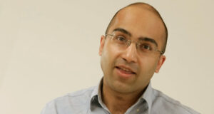 যুক্তরাজ্যের ন্যাশনাল পার্কিনসনস রিসার্চ সেন্টারের প্রধান হিসেবে নিযুক্ত হলেন বাংলাদেশি বিজ্ঞানী মুকিত