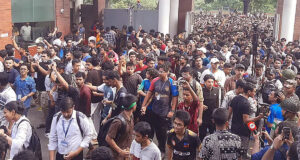 শিক্ষার্থীদের উপর পুলিশের লাঠিচার্জ, ৭৫ জনকে ঢাকা মেডিকেলে নেওয়া হয়েছে