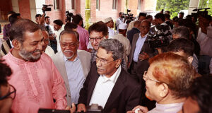 ঐক্যমত্য কমিশনের সভা: অগ্নিকাণ্ডের সতর্কতার কারণে আতঙ্কিত হয়ে অংশগ্রহণকারীরা ছুটে বেরিয়ে আসেন