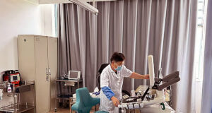 চীন উন্নত চিকিৎসার সুযোগ প্রদান করে, খাবার এবং ভাষা বাধা