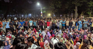 ঢাবির ছাত্রীরা গভীর রাতে হল গেটের তালা ভেঙে উপাচার্যের বাসভবনের সামনে বিক্ষোভ দেখালেন DU Female Students Break Hall Gate