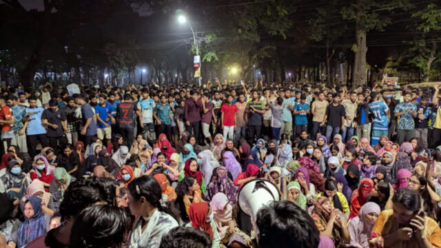DU Female Students Break Hall Gate DU Female Students Break Hall Gate