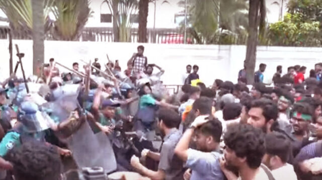 Engineering Students Attempt March To Jamuna