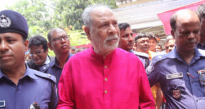 ঢাবি অধ্যাপক লতিফ সিদ্দিকীকে ঘেরাও করে পুলিশে সোপর্দ করা হয়েছে।