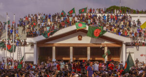 পতনের আগের রাতেও শেখ হাসিনা বিদ্রোহ দমনের চেষ্টা করেছিলেন