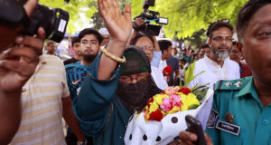 পুষ্পস্তবক অর্পণের ঘটনায় জিজ্ঞাসাবাদের জন্য পুলিশ ১ জনকে ফিরিয়ে দিয়েছে, আরও একজনকে আটক করেছে