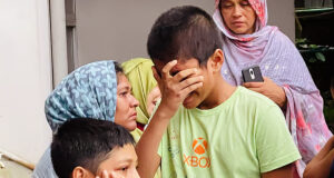 বাড়ি ফেরার পথে বাবা-মা এবং দুই ছেলে একসাথে মারা যান Relatives are crying after losing four family members