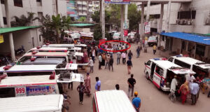 হাসপাতালের আশেপাশে ‘অ্যাম্বুলেন্স সিন্ডিকেট’ রোগীদের ‘জিম্মি’ করে রেখেছে