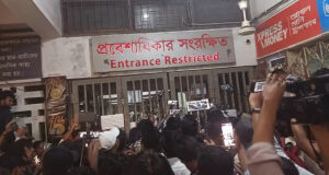 টিএসসি ভোটকেন্দ্রে উত্তেজনা, ভোট কারচুপির অভিযোগ আবিদসহ আরেক প্রার্থীর