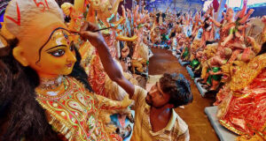 দুর্গাপূজা: প্রতিমার উপর চূড়ান্ত ছোঁয়া দিলেন কারিগররা