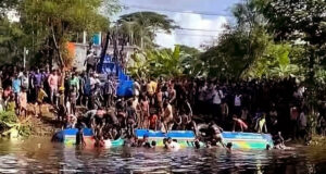 লক্ষ্মীপুরে যাত্রীবাহী বাস খালে পড়ে পাঁচজন নিহত হয়েছেন।