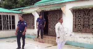 নবাবগঞ্জ থেকে মদ্যপ অবস্থায় গ্রেফতার প্রাক্তন অতিরিক্ত আইজিপি