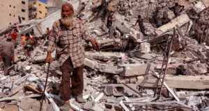 গাজা শহরের বাসিন্দাদের পালিয়ে যেতে বলার সাথে সাথে বহুতল ভবন গুঁড়িয়ে দিল ইসরায়েল