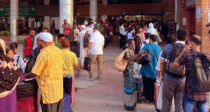 দুর্গাপূজার ছুটির আগে বেনাপোলে যাত্রী চলাচল বেড়েছে