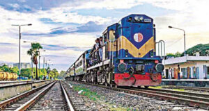ইঞ্জিন সংকটে রেলপথ বিপর্যস্ত