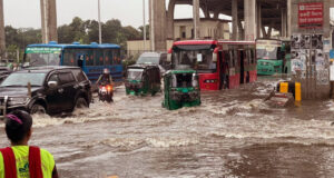 আজ শহর দেরিতে চলছে: ঢাকায় জলাবদ্ধতা, আমাদের নিত্যদিনের অভিশাপ