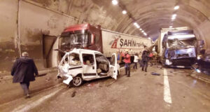 কর্ণফুলী টানেলের ভেতরে বাস উল্টে ১৫ জন আহত