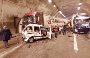 কর্ণফুলী টানেলের ভেতরে বাস উল্টে ১৫ জন আহত