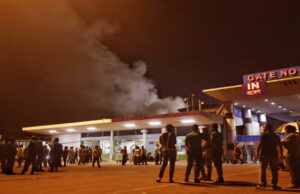 āĻŦāĻŋāĻŽāĻžāύāĻŦāύā§āĻĻāϰ āĻāĻžāϰā§āĻā§ āĻā§āϰāĻžāĻŽā§ āĻāĻā§āύ: āĻāĻŽāĻĻāĻžāύāĻŋāĻā§āϤ āĻĒāĻŖā§āϝ āĻĒā§āĻĄāĻŧā§ āĻā§āĻā§, āĻā§āώā§āĻĻā§āϰ āĻŦā§āϝāĻŦāϏāĻžāϝāĻŧā§āϰāĻž āĻŽāĻžāϰāĻžāϤā§āĻŽāĻ āĻā§āώāϤāĻŋāϰ āϏāĻŽā§āĻŽā§āĻā§āύ