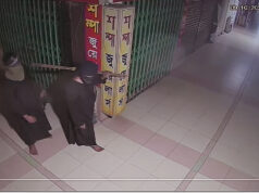 ঢাকায় গয়না চুরি: বোরকা পরা দুই সন্দেহভাজন তালা ভাঙার সরঞ্জাম বহন করছে