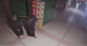 ঢাকায় গয়না চুরি: বোরকা পরা দুই সন্দেহভাজন তালা ভাঙার সরঞ্জাম বহন করছে