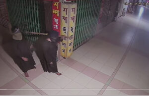 ঢাকায় গয়না চুরি: বোরকা পরা দুই সন্দেহভাজন তালা ভাঙার সরঞ্জাম বহন করছে
