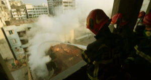 বিস্ফোরণের পর ‘বিষাক্ত গ্যাস’ ছড়িয়ে পড়ে; কারখানার ছাদের দরজা বন্ধ ছিল