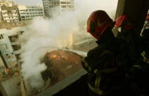 বিস্ফোরণের পর ‘বিষাক্ত গ্যাস’ ছড়িয়ে পড়ে; কারখানার ছাদের দরজা বন্ধ ছিল