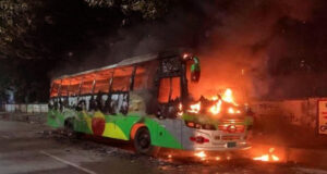 ঢাকার কাজীপাড়ায় যাত্রীবাহী বাসে আগুন