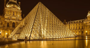 চুরির পর প্যারিসের লুভর জাদুঘর বন্ধ