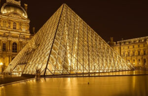 চুরির পর প্যারিসের লুভর জাদুঘর বন্ধ